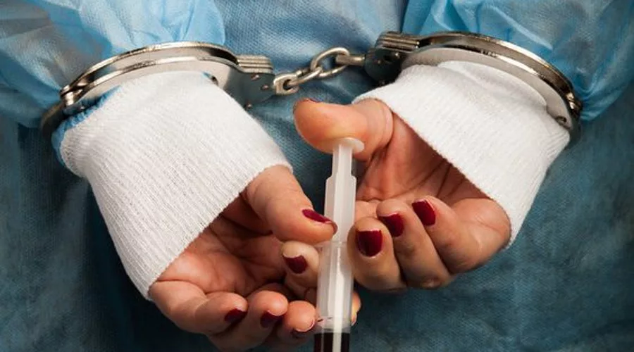 ejercicio ilegal de la medicina