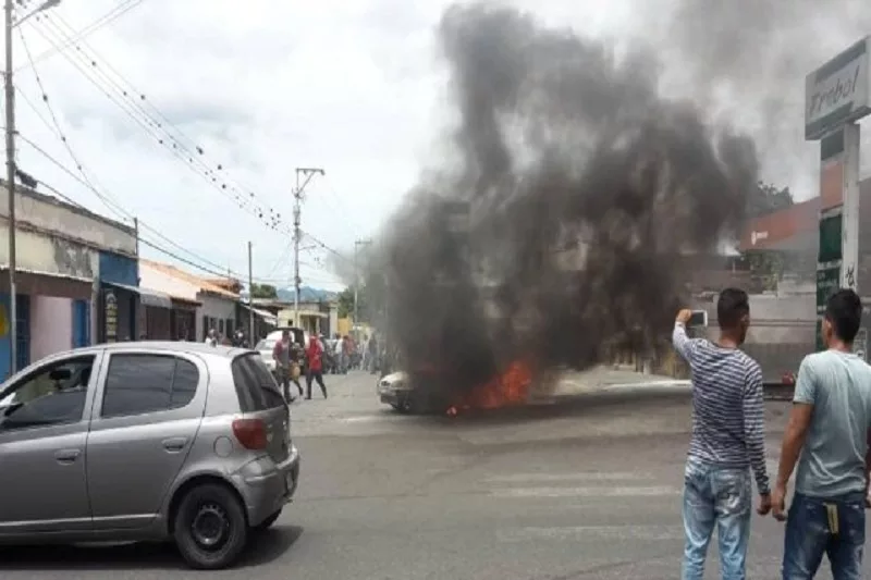 Dos carros se incendian luego de surtir combustible en Barquisimeto