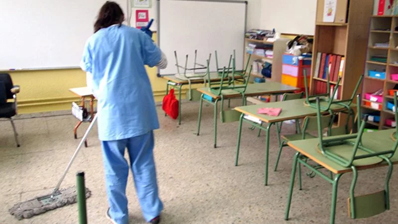Bedeles realizan trabajos de limpieza pese a incertidumbre de llamado a clases