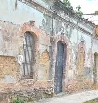 Vecinos de la calle 16 temen por derrumbe de casa colonial