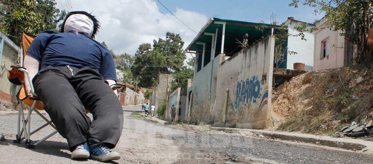 Huecos amenazan con dejar sin transporte a vecinos de El Jebe