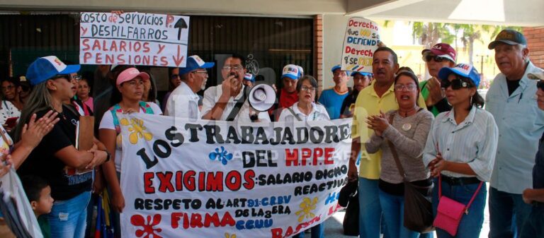 Docentes negados a dejar las calles en la lucha por reivindicaciones ...