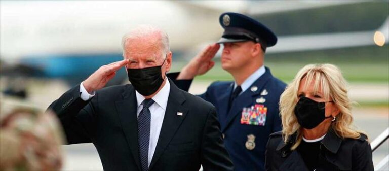 Biden recibió los féretros de los 13 soldados muertos en Kabul