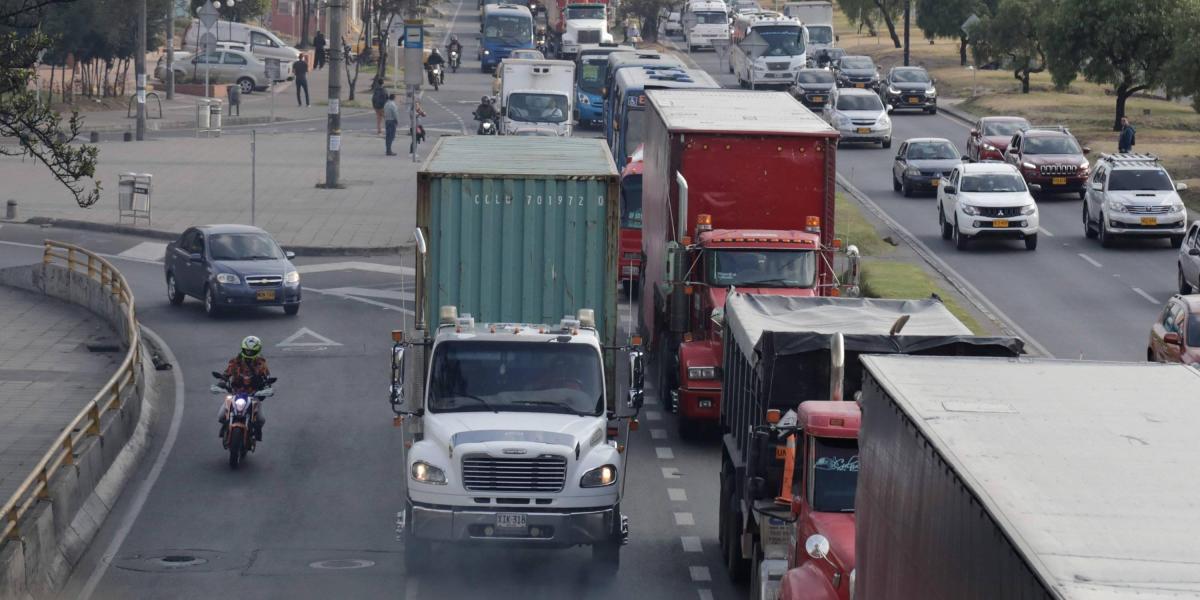 Tras cuatro días de protestas que paralizaron el país, el Gobierno colombiano y los camioneros alcanzaron un acuerdo para levantar los bloqueos en las vías.