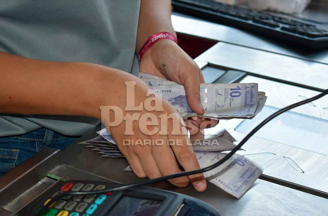 Inestabilidad del dólar impulsa pagos en bolívares