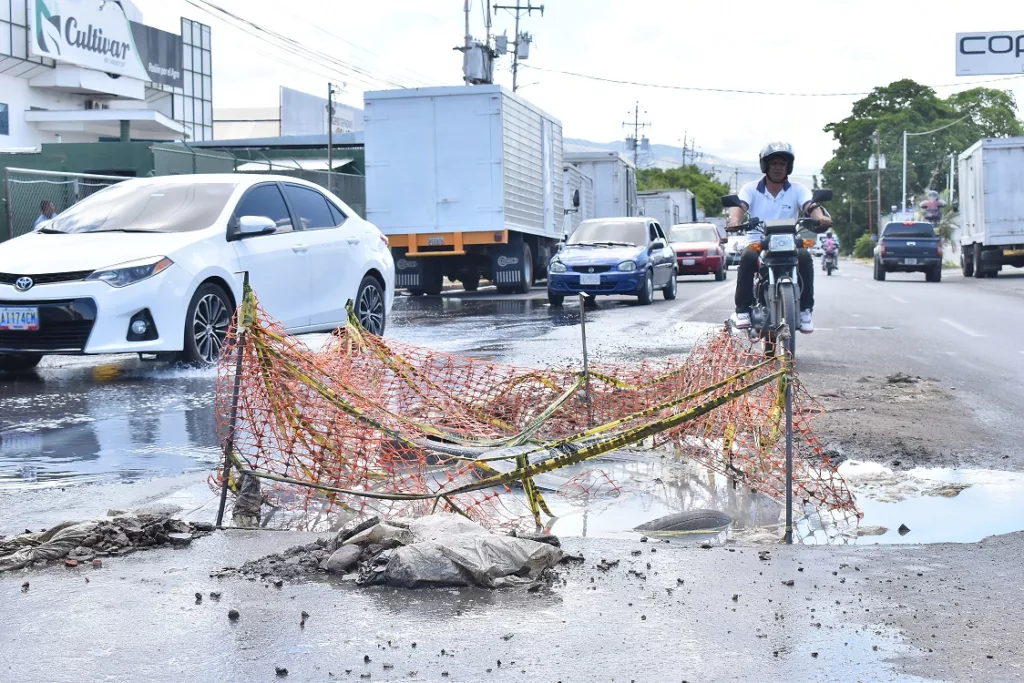 Los vecinos decidieron colocarle una malla al hueco para evitar accidentes