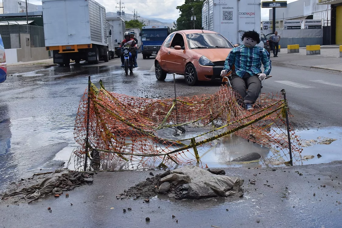 Colapso de cloacas por enorme hueco en la Zona Industrial III