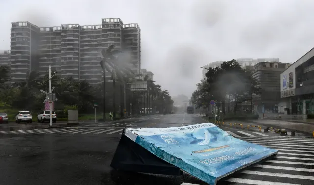 Al menos cuatro personas fallecieron en Vietnam por el envite este sábado del tifón Yagi, el más poderoso registrado este año en Asia,