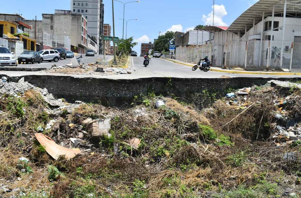 Avenida Uruguay, 21 años de hundimientos, fallas y problemas