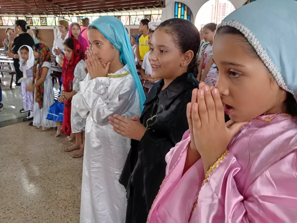 Las niñas que celebraron Holywins, se disfrazaron de la virgen María