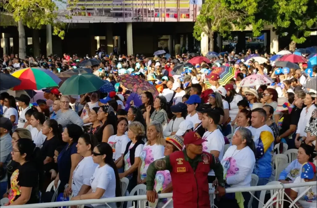 La imagen tiene un atributo ALT vacío; su nombre de archivo es China-3-1024x672.webp
Los feligreses esperaron con alegría la bajada de la Chinita en Maracaibo