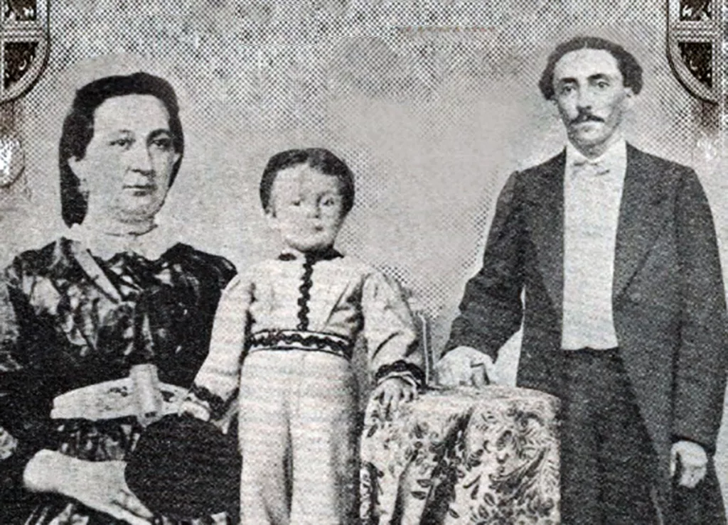 Jose Gregorio nino y sus padres 2