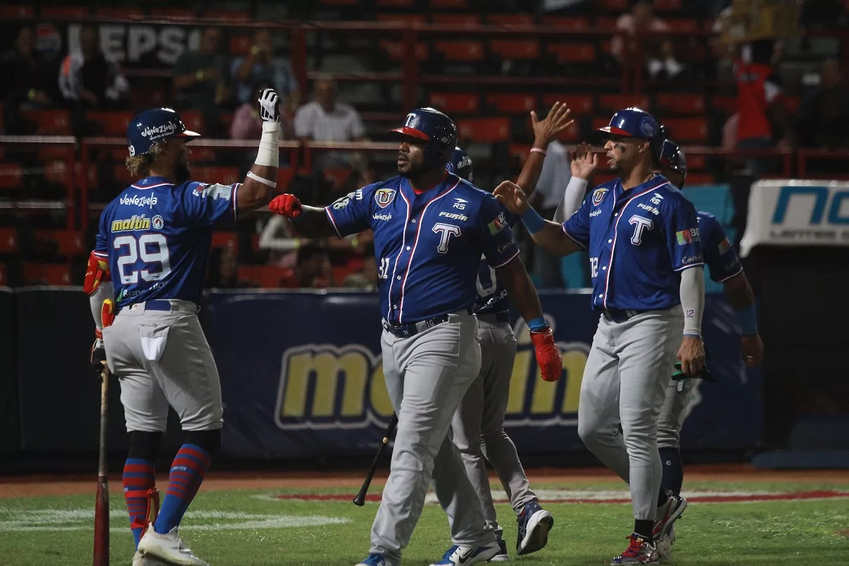 Tiburones con Puig supera a Cardenales en Barquisimeto