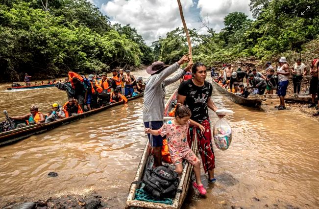 Migrantes pasan por selva del Darien