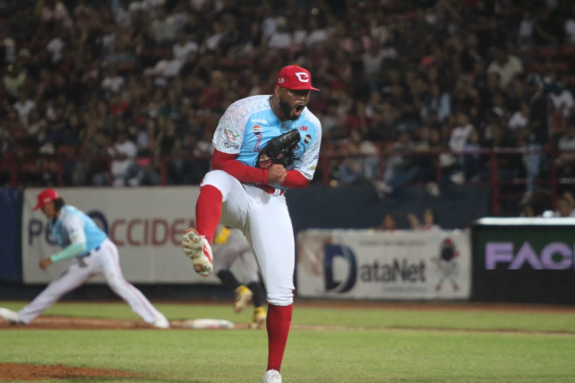 Cardenales barrió en los dos encuentros a Leones del Caracas