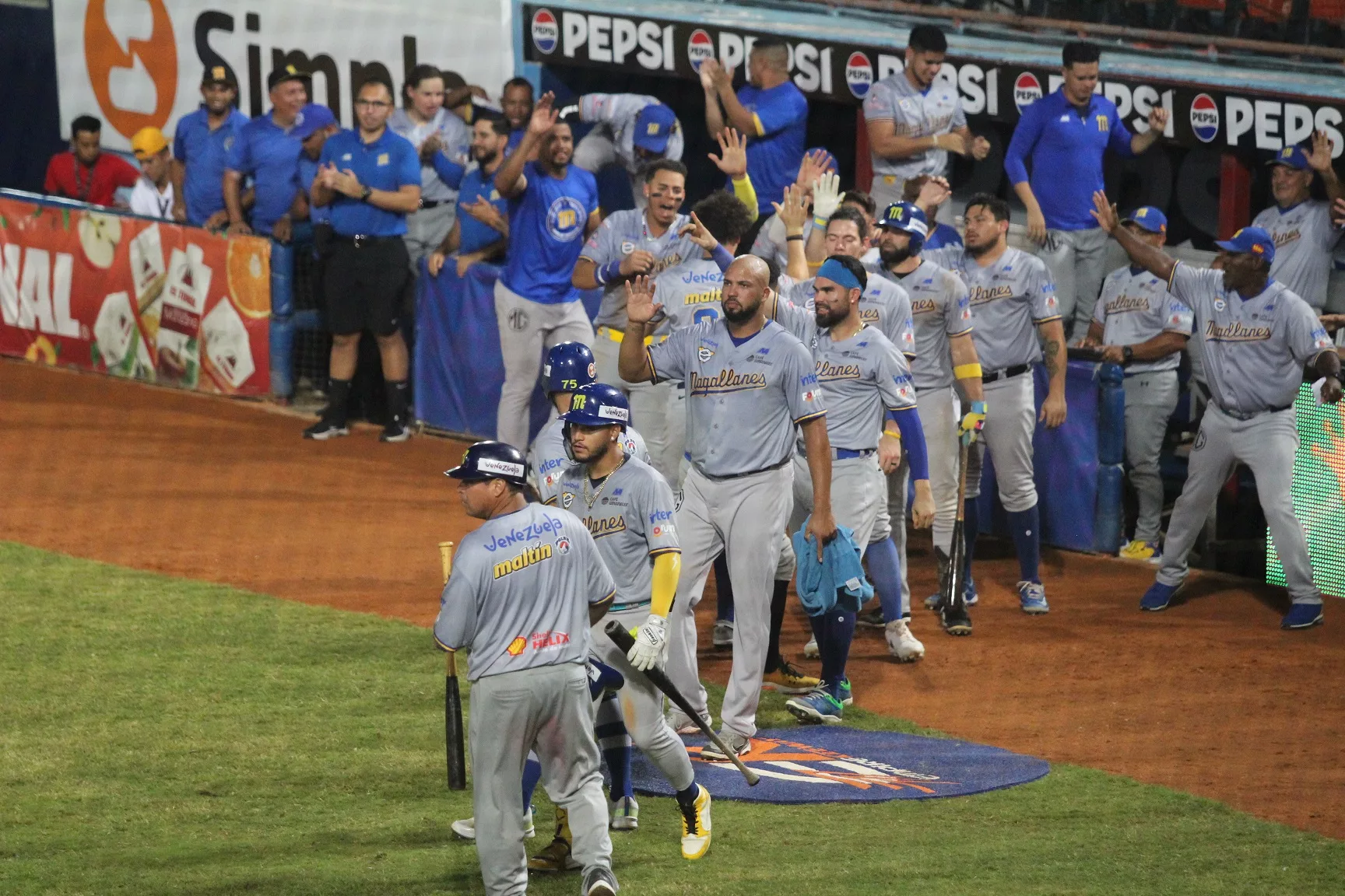 Magallanes festeja ante Cardenales