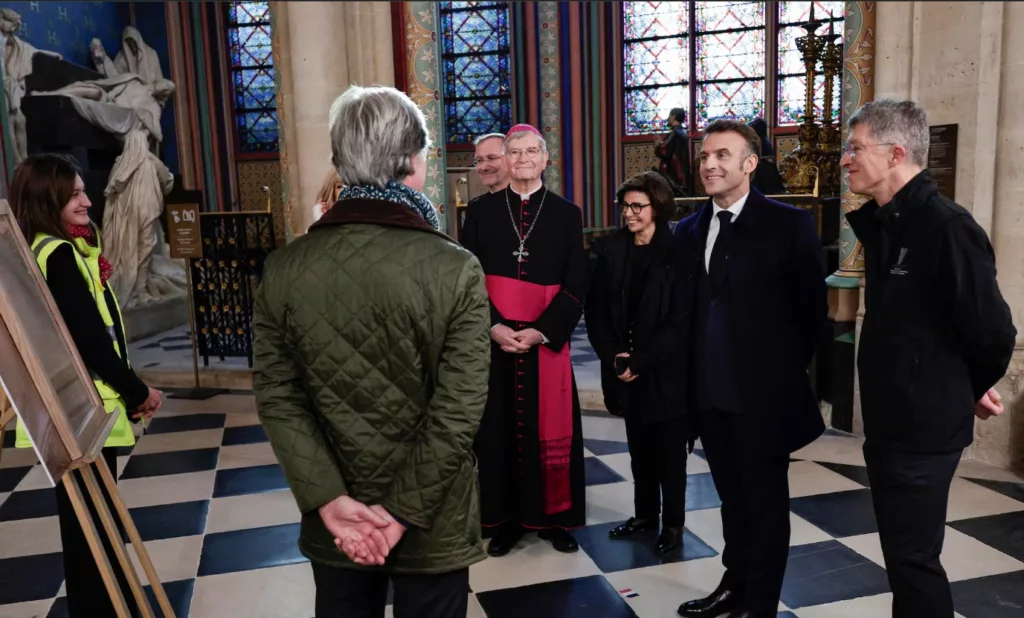 El presidente de Francia Emmanuel Macron se reunió con Marie Parant, quien restauró los murales en la capilla de San Marcel dentro del edificio