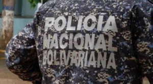 Hombre es buscado por robar el arma de un funcionario de la PNB