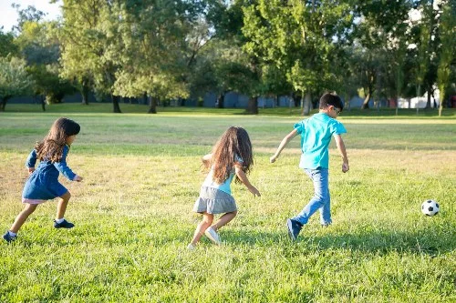 ninos jugando