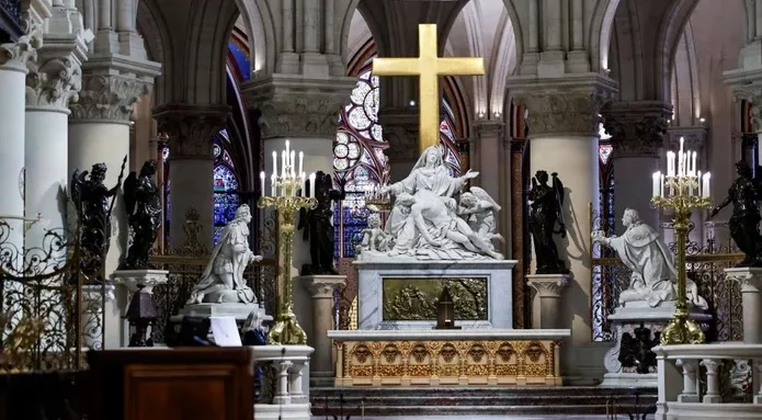 Delicados ángeles dorados de la catedral de Notre Dame, observan desde el centro de uno de los techos reconstruidos