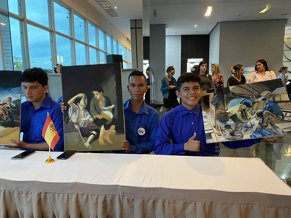 Jóvenes mostraron sus talentos artísticos con pinturas sobre lienzos