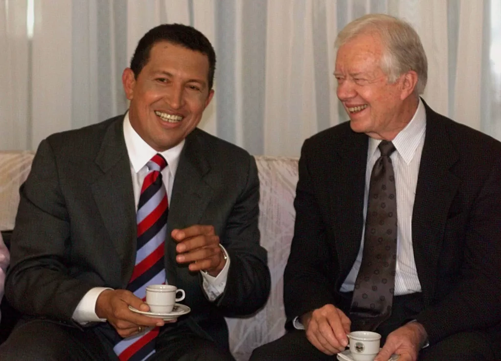 El político demócrata junto al expresidente de Venezuela Hugo chávez 