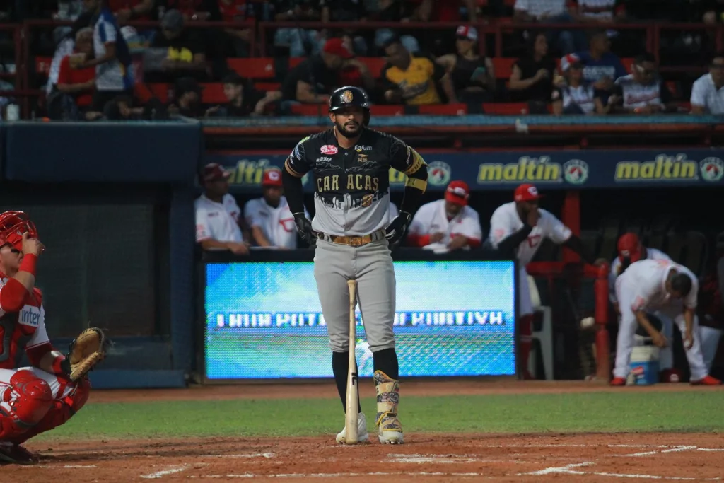 Como tercera escogencia tomaron al también juego Leones del Caracas José Rondón para fortalecer la zona media de la alineación.