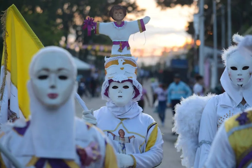 Devotos de La Miel pagaron promesas y participaron en acto religioso y cultural