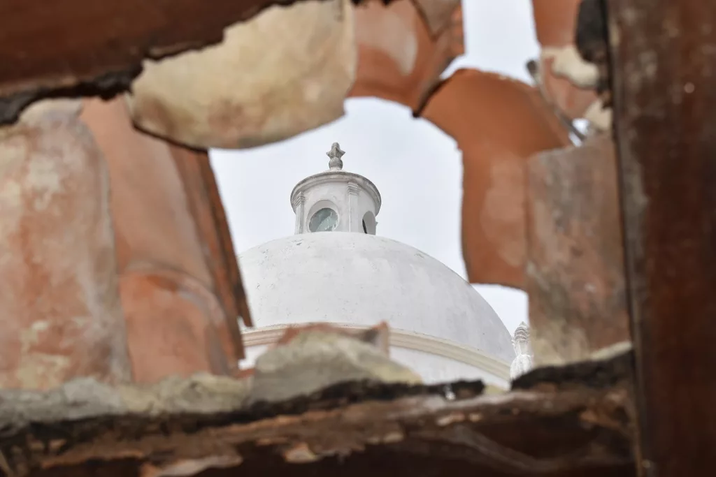 Las tejas también requieren ser reparados, porque cuando llueve, es mucha el agua que ingresa al templo colonial pionero en Barquisimeto