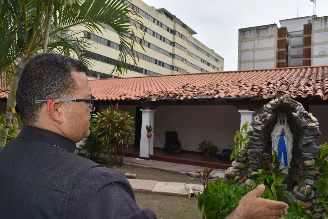 Jesús Lares, párroco de la iglesia colonial Inmaculada Concepción