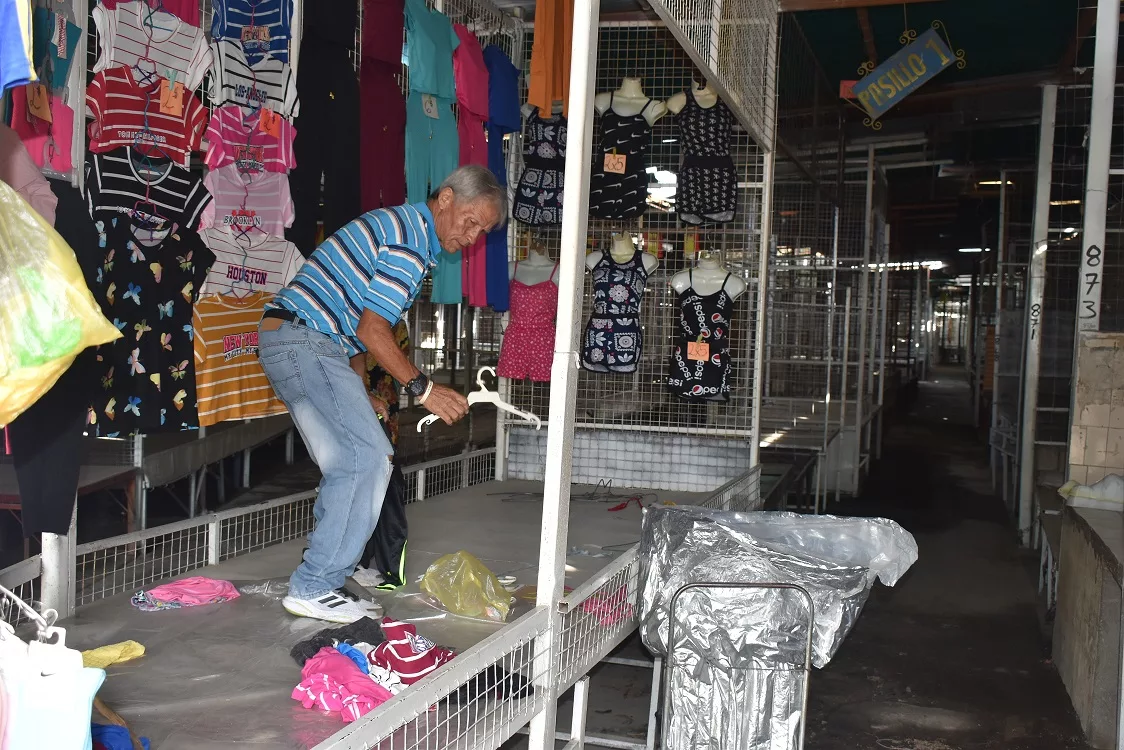 Los pasillos de los mercados se ven desolados