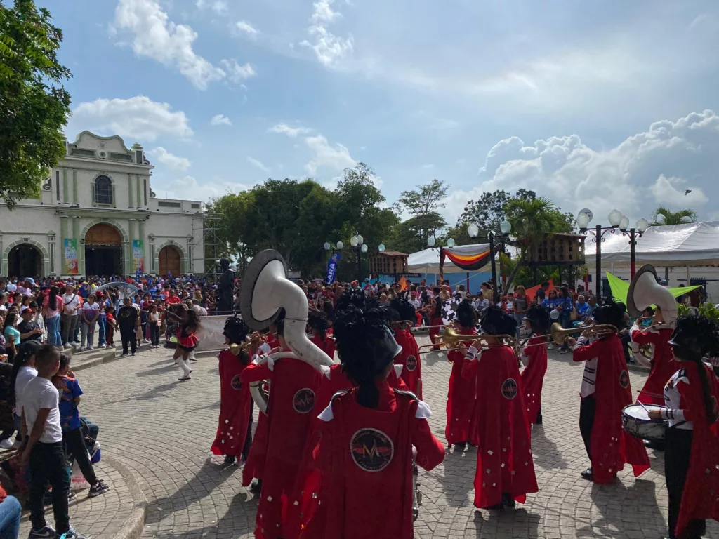 Con algarabía deportistas llegaron a Santa Rosa acompañados de la Banda Show de Iribarren, para participar en la misa del Deporte