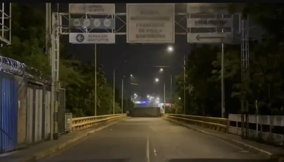 Desde la 1:00 AM fueron colocados contenedores bloqueando el paso en la frontera con Colombia