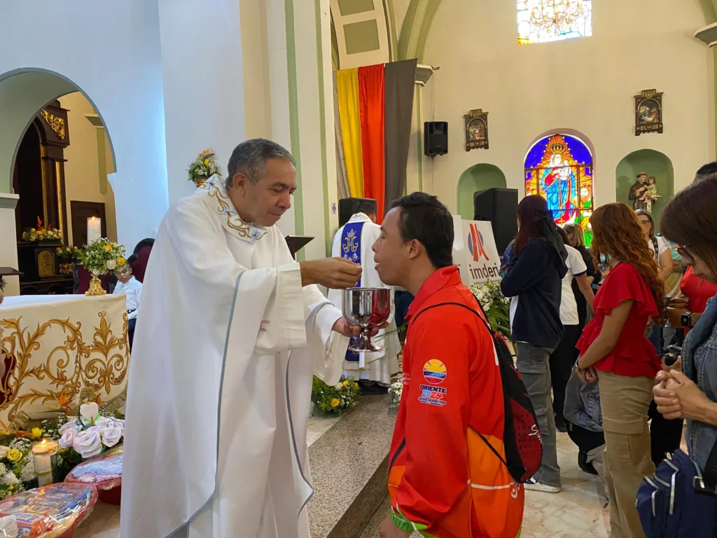 Deportistas de alto rendimiento recibieron el cuerpo de cristo en la Misa del Deporte 