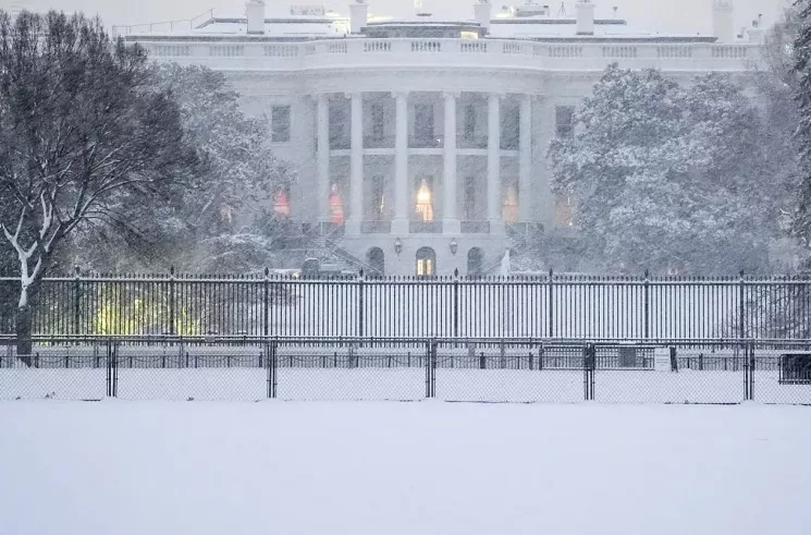 Una poderosa tormenta de nieve ha paralizado gran parte de los Estados Unidos