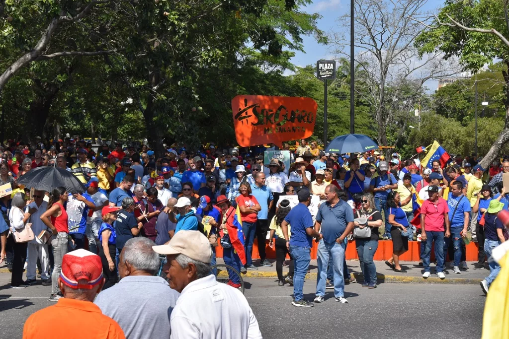 Venezolanos decidieron protestar en la Avenida Vargas, con banderas y vestidos con amarillo, azul y rojo.