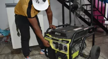 Comerciantes trabajan con un refrigerador y poco combustible