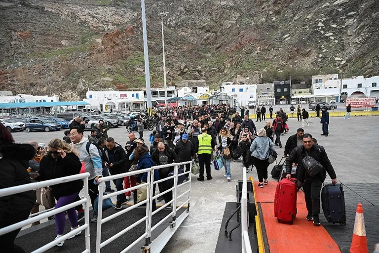 Miles de personas se van de Santorini