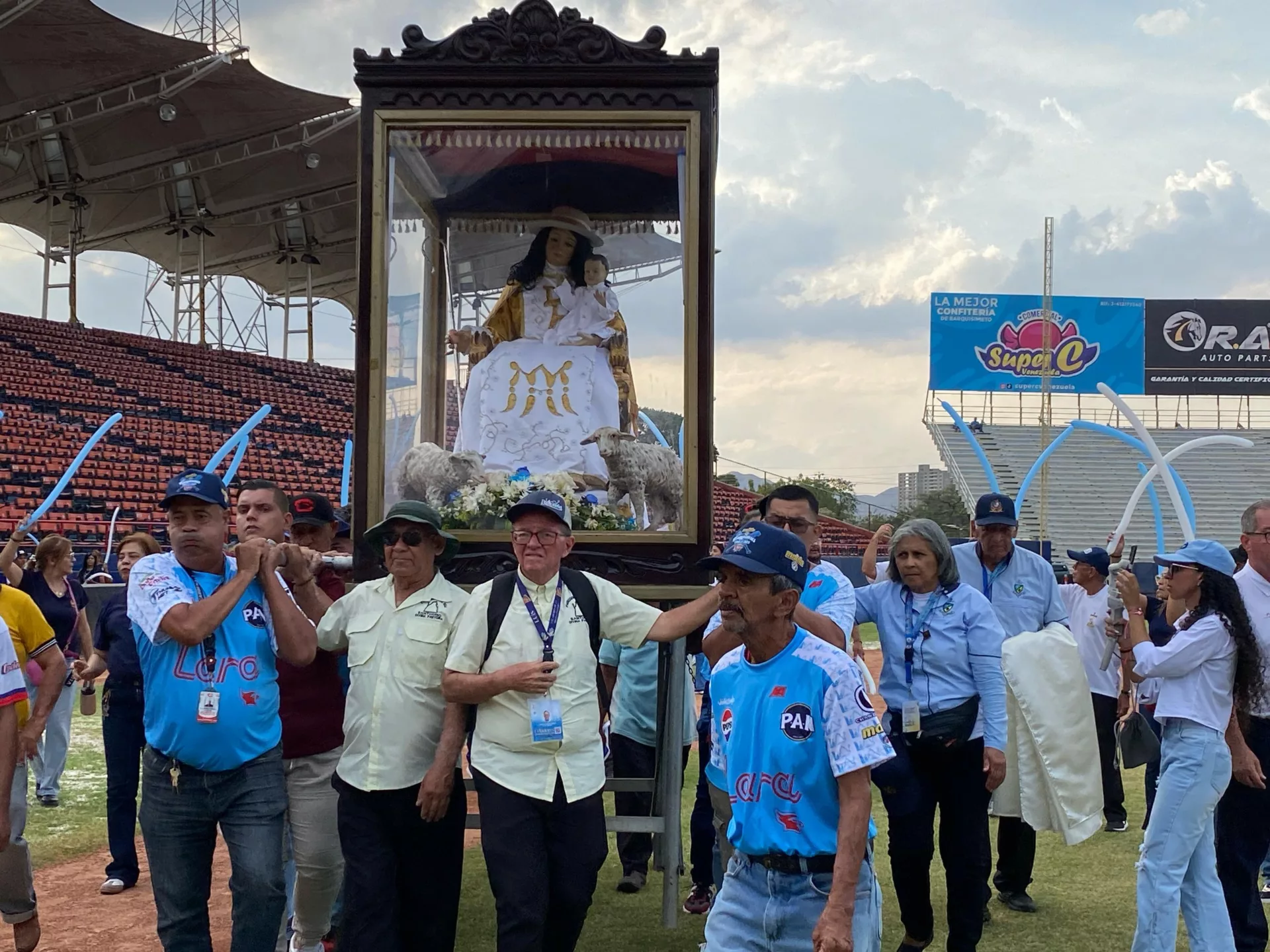 La Divina Pastora fue recibida por cantos marianos en el estadio Antonio Herrera Gutiérrez