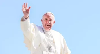 Papa Francisco sale del estado crítico de salud y continúa proceso de recuperación
