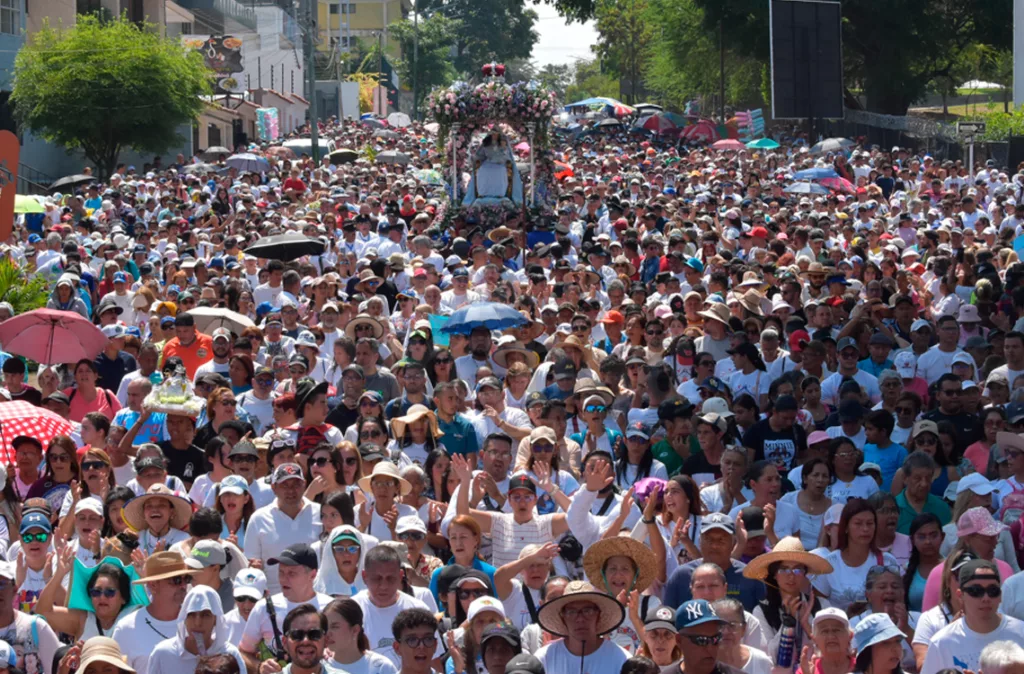Divina Pastora volvió a su nicho junto a cientos de fieles