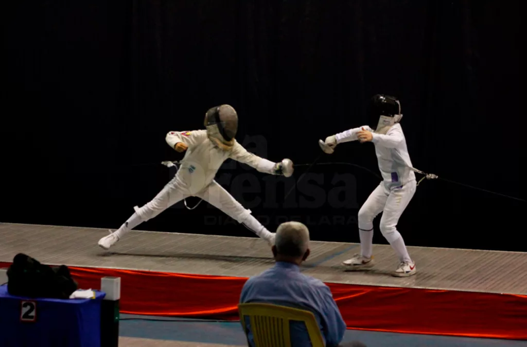 Más de 50 atletas larenses en la primera válida nacional de esgrima