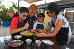 Niños de la Fundación Solo Faltas Tú se desenvuelven en el arte culinario