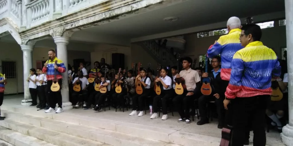 Culminando el mes del cuatro, instrumento patrimonio cultural de Venezuela, se celebró este 30 de abril a partir de las 10 am en las instalaciones del Grupo Escolar Pablo Manzano Veloz de nuestra ciudad, el concierto intermodulos del núcleo CICPC del programa Simón Bolívar del Sistema de Orquestas y Coros juveniles e Infantiles de Venezuela.