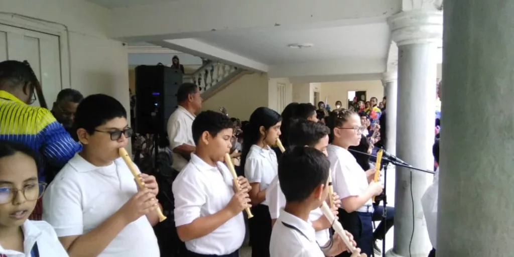 Culminando el mes del cuatro, instrumento patrimonio cultural de Venezuela, se celebró este 30 de abril a partir de las 10 am en las instalaciones del Grupo Escolar Pablo Manzano Veloz de nuestra ciudad, el concierto intermodulos del núcleo CICPC del programa Simón Bolívar del Sistema de Orquestas y Coros juveniles e Infantiles de Venezuela.