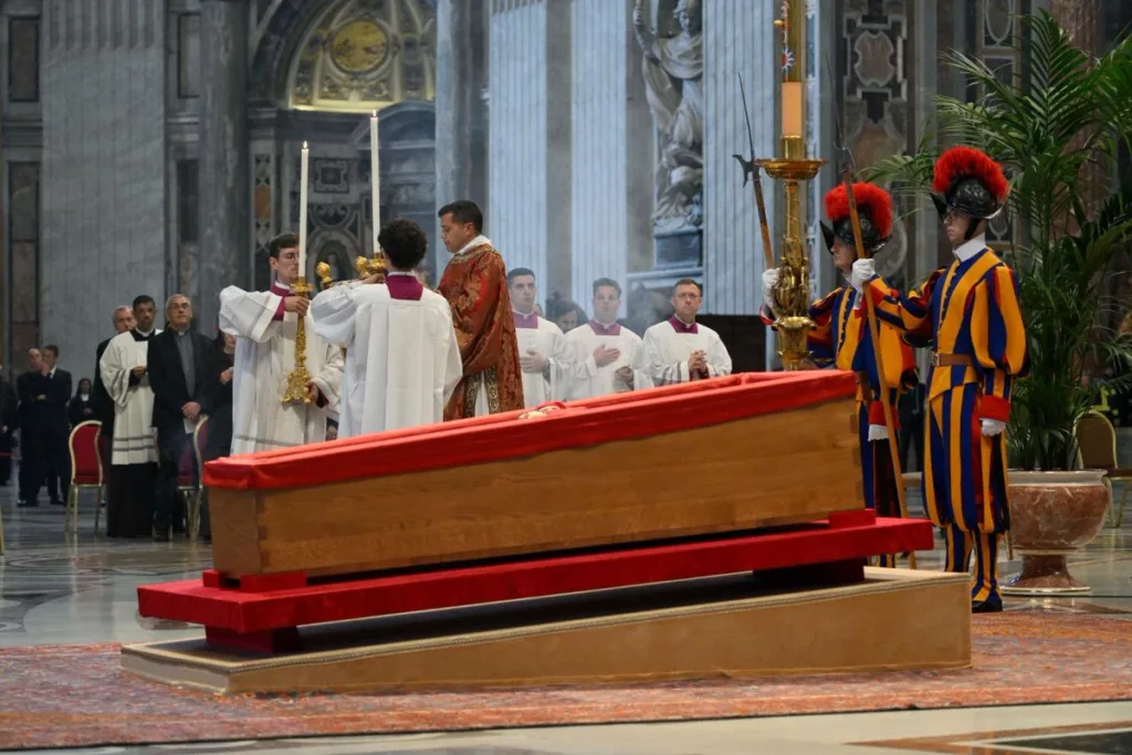 Este miércoles 23 de abril el cuerpo del papa Francisco llego a la basílica de San Pedro para ser velado en capilla ardiente frente a miles de fieles hasta el viernes por la tarde. El féretro fue trasladado desde la capilla de San Marta donde permaneció este martes en un funeral privado.
