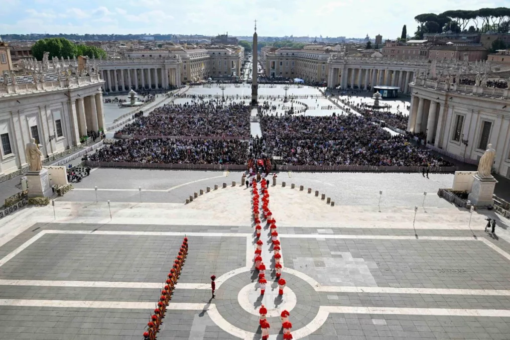 Este miércoles 23 de abril el cuerpo del papa Francisco llego a la basílica de San Pedro para ser velado en capilla ardiente frente a miles de fieles hasta el viernes por la tarde. El féretro fue trasladado desde la capilla de San Marta donde permaneció este martes en un funeral privado.