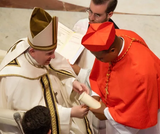 Luego del de fallecimiento del papa Francisco este lunes 21 de abril a sus 88 años de edad, quien ha trascendido las fronteras religiosas, convirtiéndose en una figura de influencia global con su mensaje de esperanza, justicia y paz que resonó en personas de todas las creencias y culturas. El Vaticano entra en uno de sus momentos más difíciles e intrigantes, como es la escogencia del nuevo papa, que involucra un cónclave de cardenales.