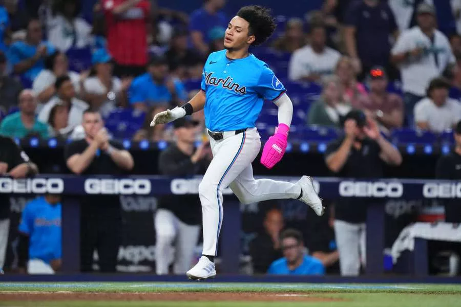 El venezolano Javier Sanoja vivió una jornada inolvidable en las Grandes Ligas al conectar su primer cuadrangular, impulsando cinco carreras clave para que los Marlins de Miami protagonizaran una espectacular remontada 7-5 en 10 entradas contra los Filis de Filadelfia este domingo.