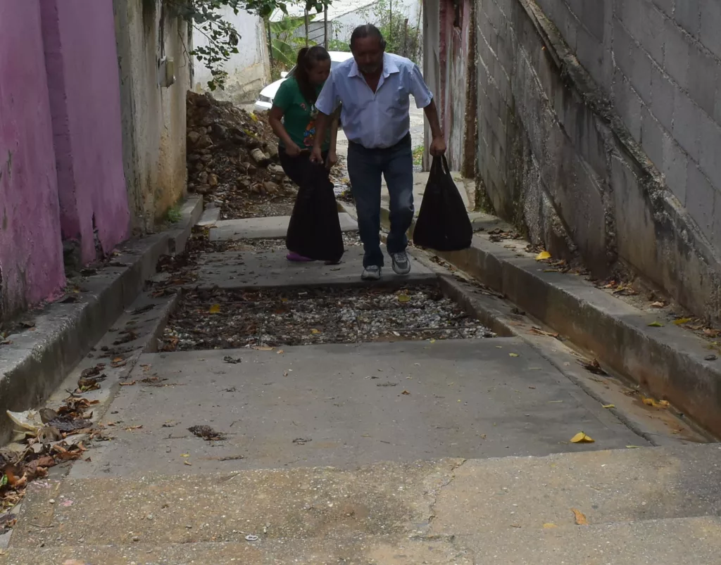 Bajar por la calle 26, entre carreras 11 y 12 del sector San Martín de Porres, en el centro de Barquisimeto, exige extraordinarias condiciones físicas porque es muy inclinada. Es por ello que 20 familias del tramo que están por reconstruir insisten en que continúen con las escaleras